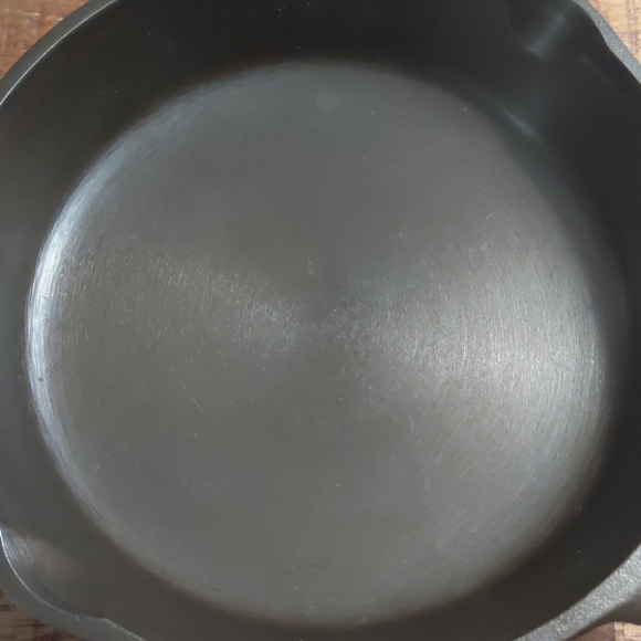 Vintage Unmarked Lodge Cast Iron Skillet, #3 - Picture 4 of 11